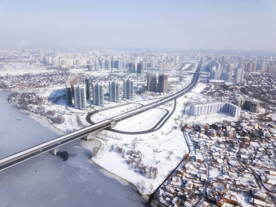 冬季城市上空的桥鸟瞰图