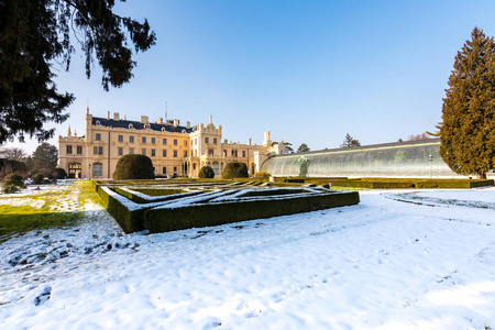 Lednice 城堡和温室, 雪和冬天。蓝天
