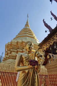 泰国清迈普拉特多伊苏贴寺瓦帕塔多伊苏贴金佛像