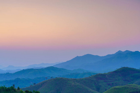 有雾环境的山景