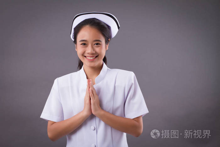 友善微笑的护士与亚洲泰式欢迎手势