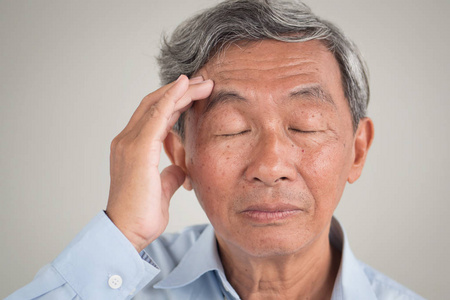 患有慢性头痛疼痛偏头痛压力宿醉的老年老人