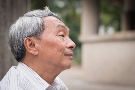 白发老人背影图片