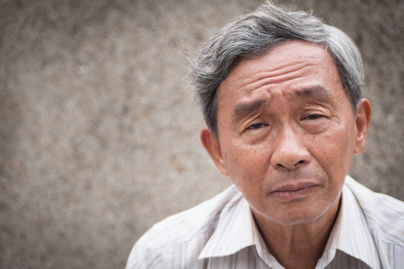 伤心不满的退休老人, 失意的老男人脸上的肖像照片