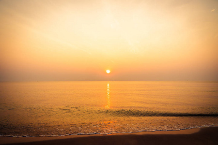 美丽的日出在海滩和海