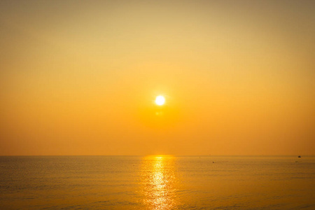 美丽的日出在海滩和海