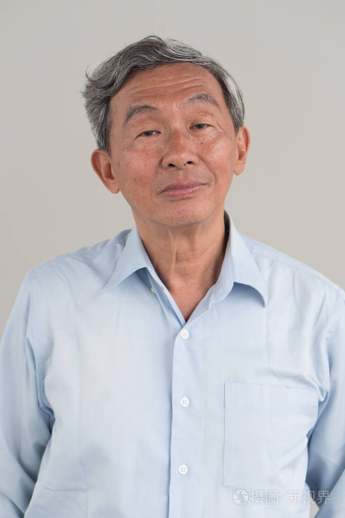 冷漠的肖像, 中性的心情中年, 老的, 资深的男人看着你