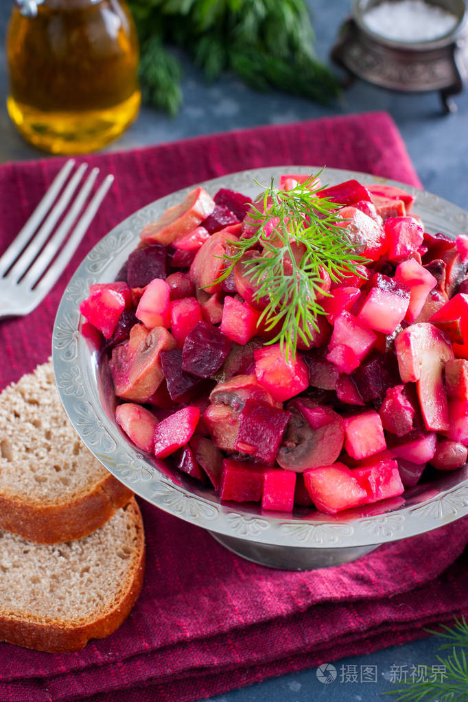 酱汁豆和蘑菇, 传统的俄罗斯沙拉, 选择性聚焦