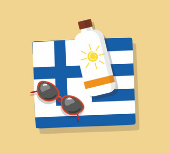 希腊旅游业。 用太阳眼镜和奶油裹在沙子里的毛巾