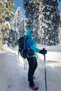 冬季森林徒步旅行者图片