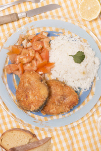 用米饭和番茄沙拉炒哈克鱼。