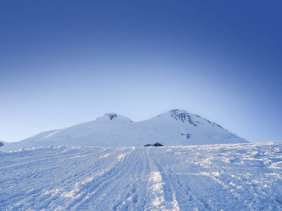 积雪覆盖的斜坡 Elbrus 山, 冰峰的看法和