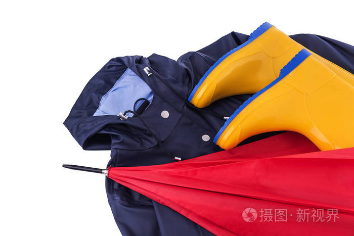 在白色背景上的雨衣和雨伞和橡胶靴