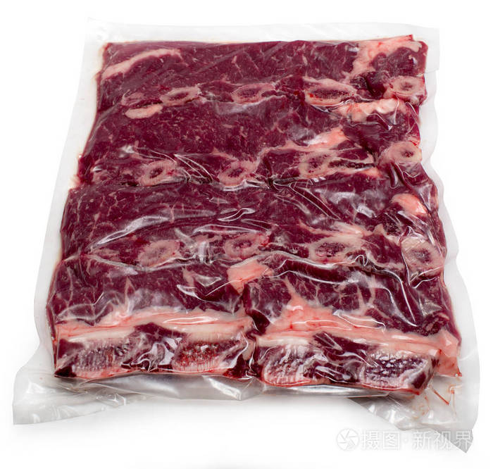 白色背景下真空包装中的小牛肉