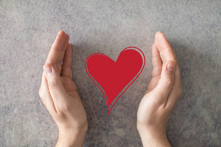 人张开双手保护心灵照片