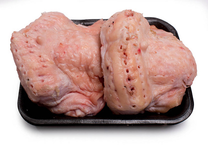 塑料托盘中的火鸡肉，白色背景隔离