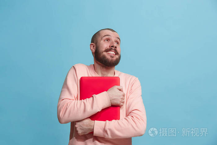 在工作室拥抱笔记本电脑的商人