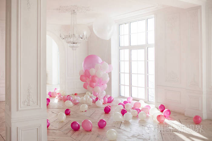 豪华的客厅与地板的大窗口。皇宫中充满着粉红色的气球