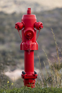 农村红色消防栓的近景。