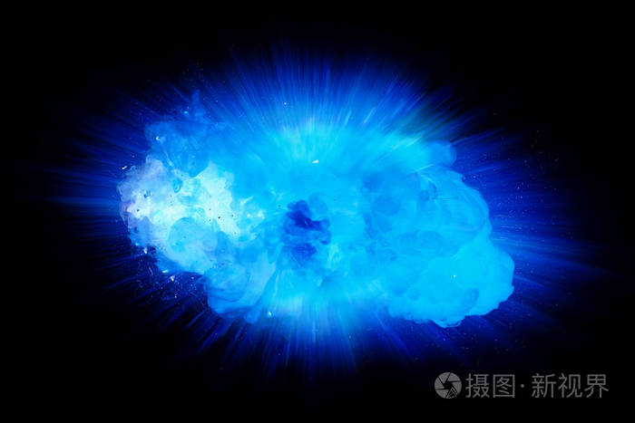 现实的蓝色爆炸火花和烟雾隔离在黑色背景上