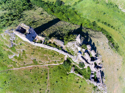 上面的 Coltesti 堡垒。Coltesti 村庄，Rimetea，Apuseni
