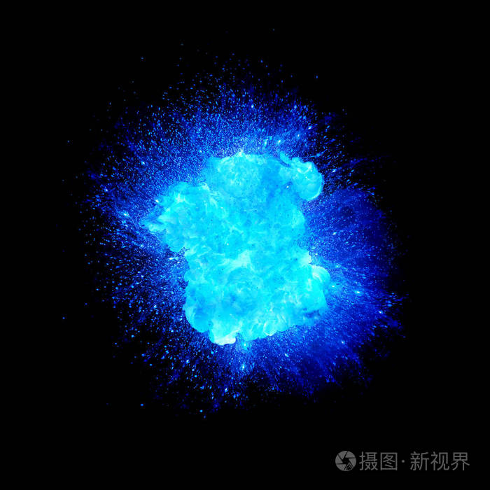 现实的蓝色爆炸火花和烟雾隔离在黑色背景上