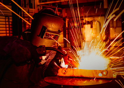 工业工人在汽车零件厂焊接图片