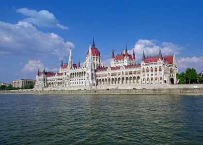 布达佩斯议会从多瑙河游船看到。Hungar
