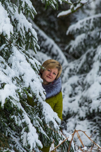 一个年轻的女人正在穿过冬日的森林