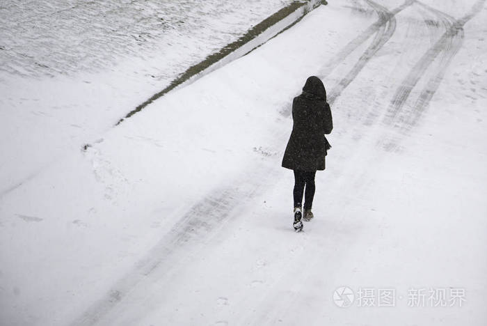 雪夜一个人散步图片图片