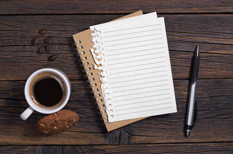 咖啡带饼干, 笔记本和钢笔