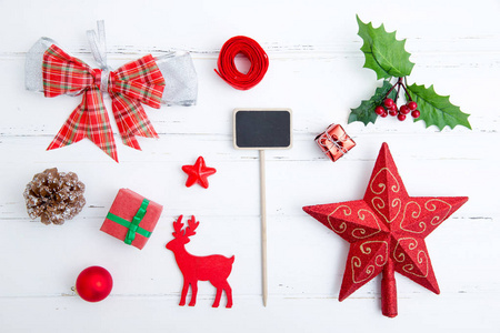 圣诞节背景，木板上有装饰和礼品盒