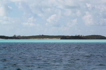 巴哈马的蓝色海洋和白色沙滩。漂亮的背景