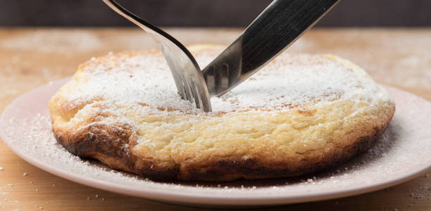 盘子里放糖的自制煎蛋卷照片