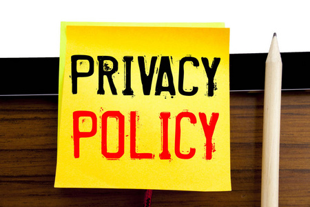 手写文字标题灵感隐私政策。商业概念的安全数据规则写在粘纸条纸上的木和片剂的背景