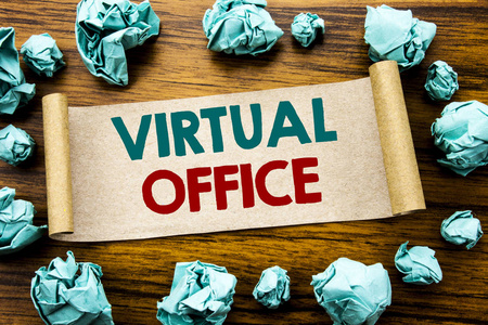 字, 写虚拟办公室。商务理念为网上工作方式写在粘纸, 木背景与折叠的黄色纸意思想法