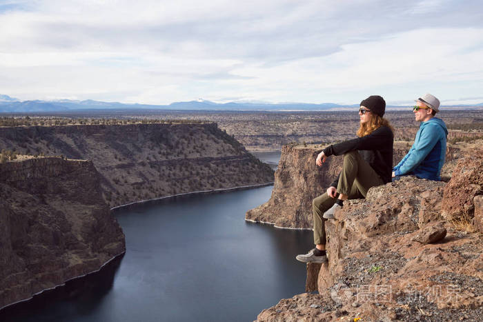朋友们坐在悬崖边欣赏美丽的风景.
