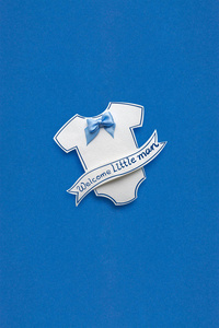 创意概念照片的儿童跳跃器由纸在蓝色背景。
