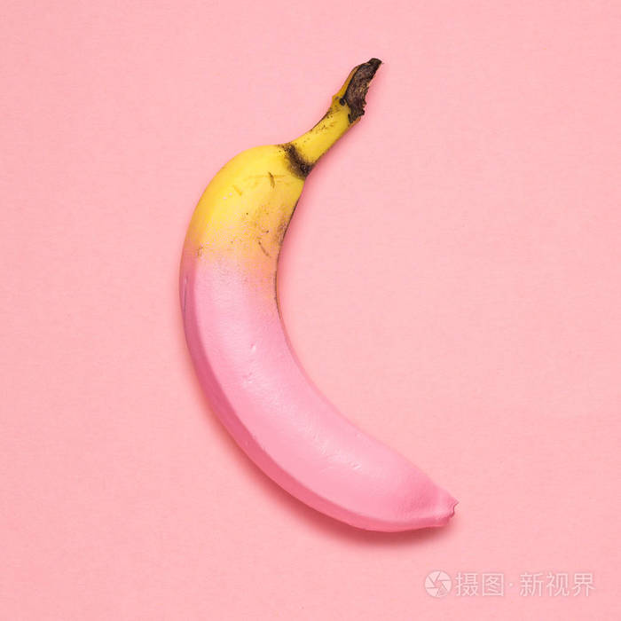 粉红色背景上彩绘香蕉的创意照片