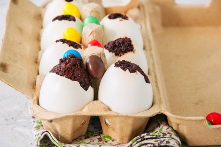 黑巧克力布朗尼甜点在蛋壳。复活节或滑稽的奇基