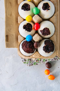 黑巧克力布朗尼甜点在蛋壳。复活节或滑稽的奇基