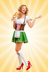 美丽的啤酒节女人穿着一件传统的巴伐利亚连衣裙，在五颜六色的抽象卡通风格背景上摆着一个柔软的咸椒盐卷饼。