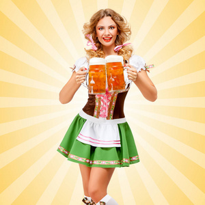 美丽的啤酒节女人穿着一件传统的巴伐利亚连衣裙，在五颜六色的抽象卡通风格背景上，端着两只啤酒杯，微笑着快乐。