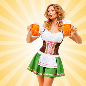 美丽的啤酒节女人穿着一件传统的巴伐利亚连衣裙迪恩德尔一边看着两个啤酒杯在彩色抽象卡通风格的背景。
