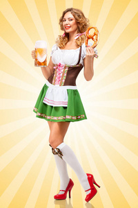 美丽的啤酒节女人穿着传统的巴伐利亚连衣裙，手里拿着椒盐卷饼和啤酒杯，在五颜六色的抽象卡通风格背景上。