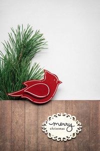 创意概念照片圣诞树和鸟与标志在棕色灰色背景。