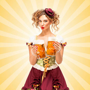 美丽的啤酒节女服务员穿着一件传统的巴伐利亚连衣裙，在一家五颜六色的抽象卡通风格背景的酒馆里供应两个大啤酒杯。