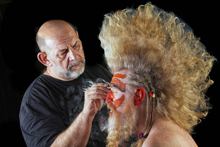 多彩时尚新潮设计用莫霍克图案的人头骨带有民族箭头和fea的部落框架