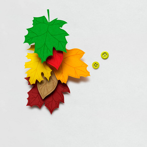 创意感恩节概念照片的叶子由纸在白色背景。