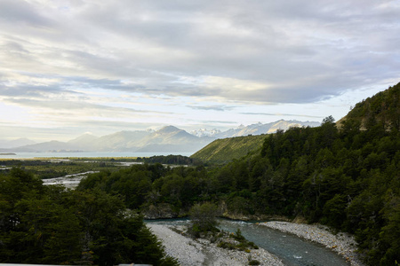 Chacabuco 河流入智利巴塔哥尼亚的 Carretera 湖